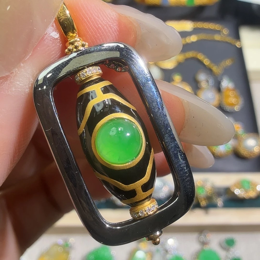 翡翠18K金镶嵌颈饰