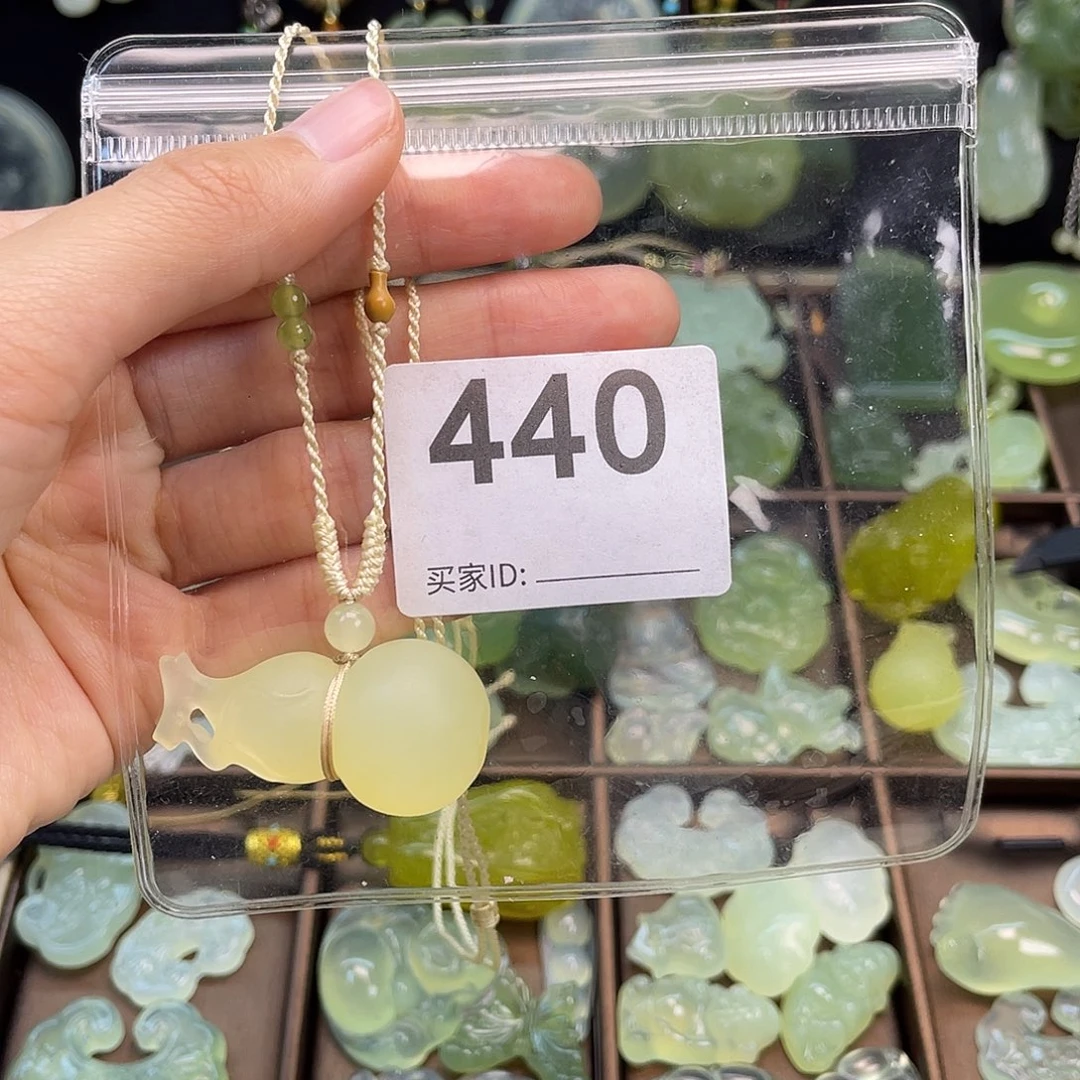 这***梁蛇纹石玉未镶嵌颈饰