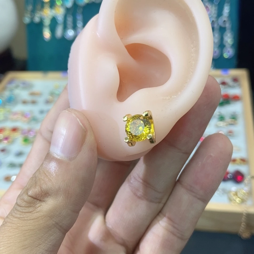 66锆石（处理）耳钉