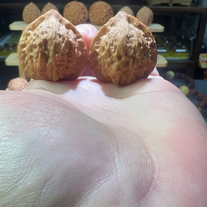 桃核把件七步沟公子帽