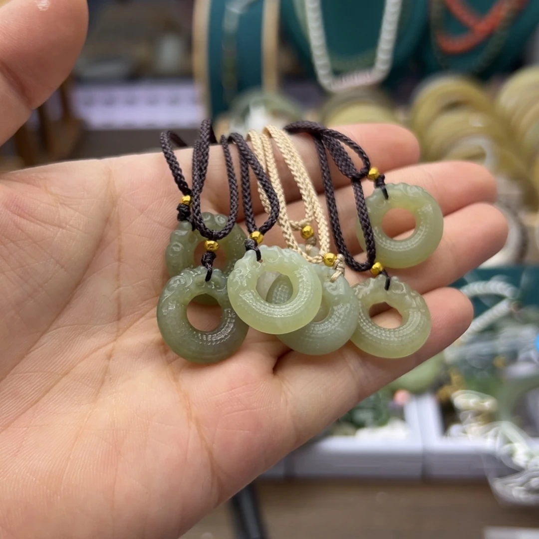 和田玉未镶嵌颈饰双龙护主