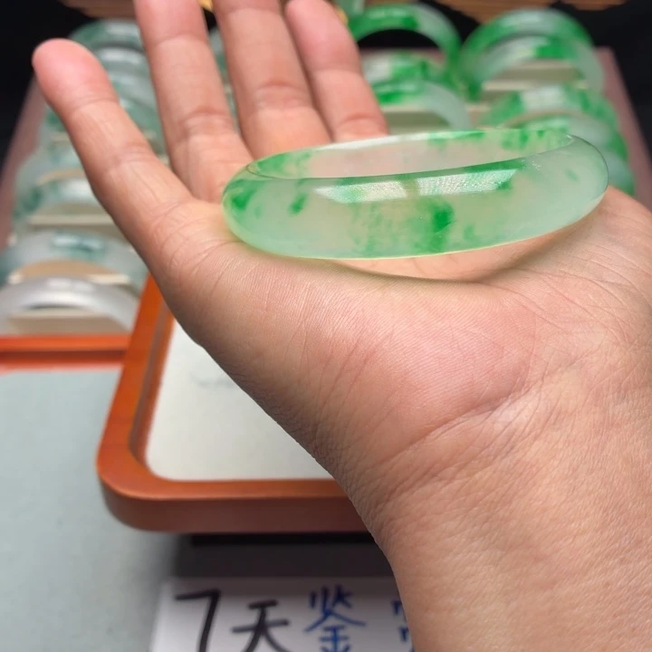 瑄***石英质玉未镶嵌手镯