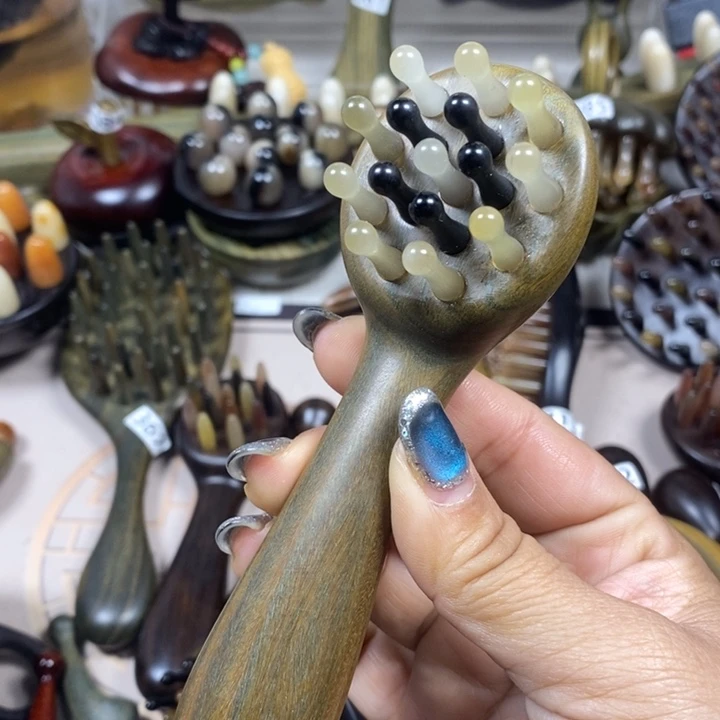 绿檀15齿羊角按摩梳