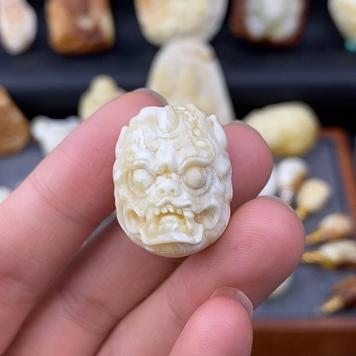 琥珀未镶嵌裸石瓷白兽面吊坠y31