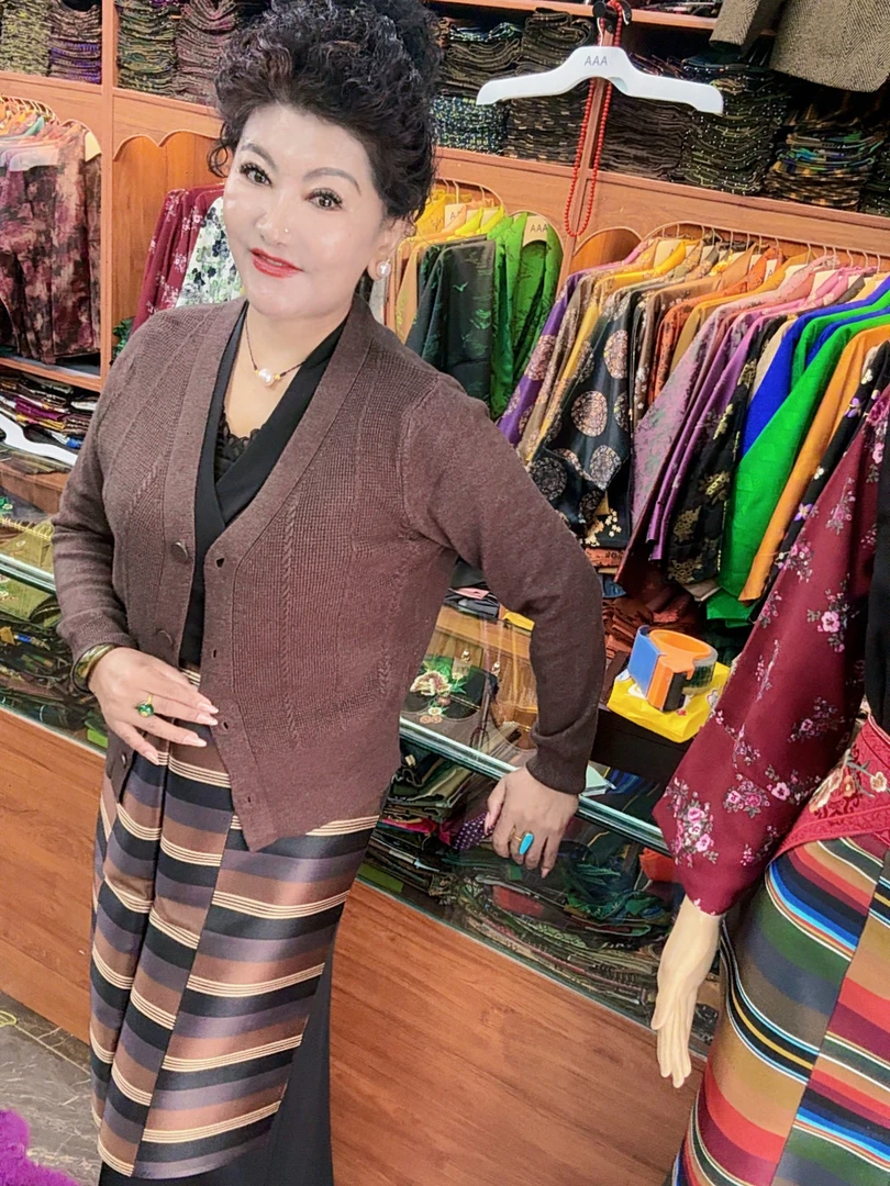 三条辫子咖色毛衣帮典一套（毛衣和帮典送白色项链耳环一套）