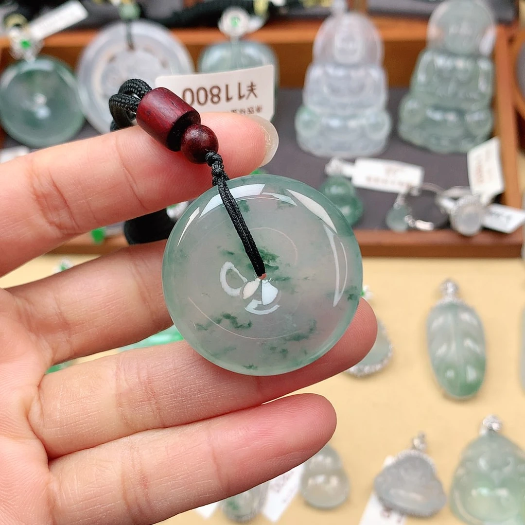 翡翠颈饰未镶嵌平安扣