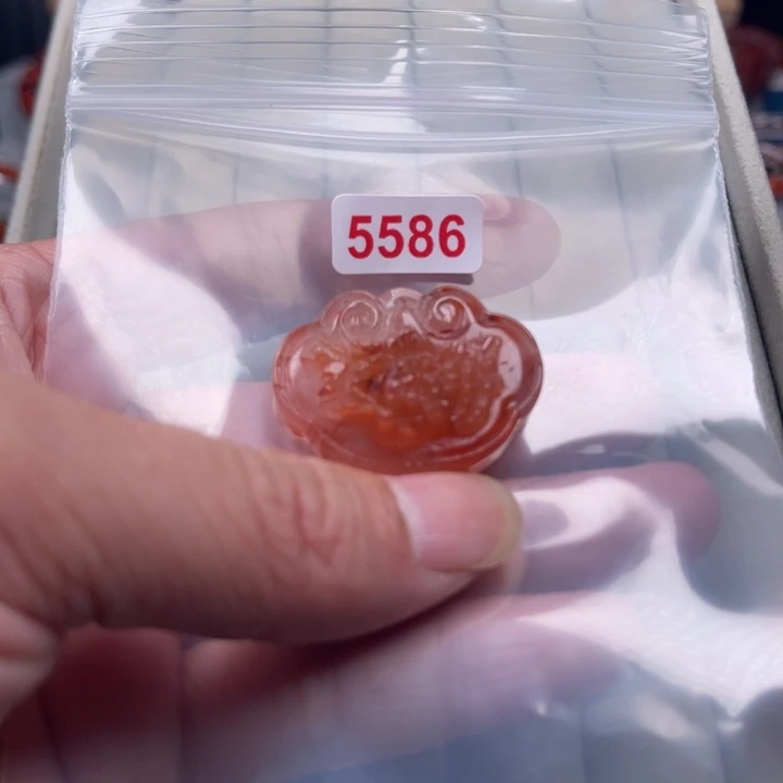 桃***旦未镶嵌雕刻5586南红玛瑙