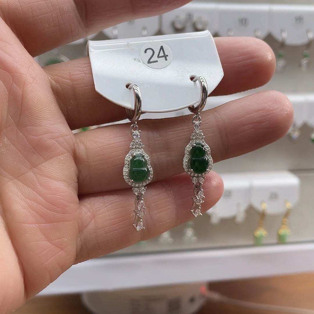 陈***女翡翠未镶嵌耳饰翡翠未镶嵌耳饰24