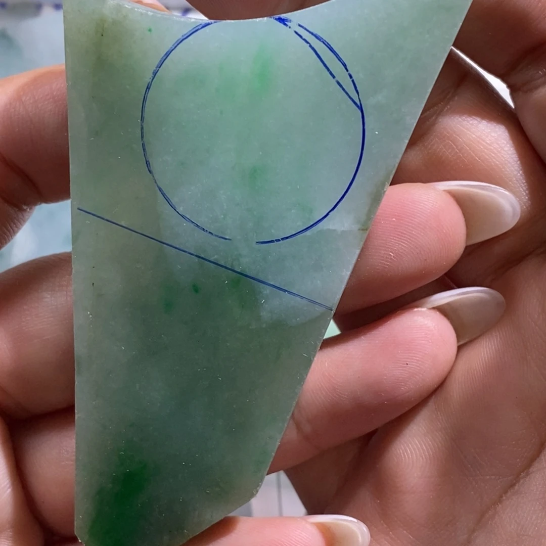 翡翠挂件未镶嵌懒*。