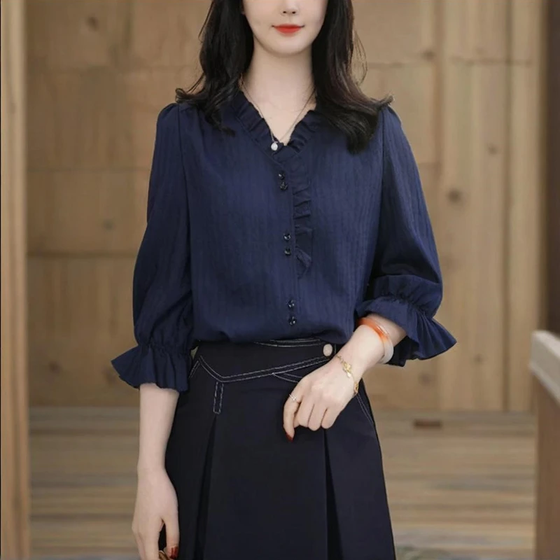 2025夏季新款法式复古洋气宽松百搭高级感木耳边V领七分袖衬衫女