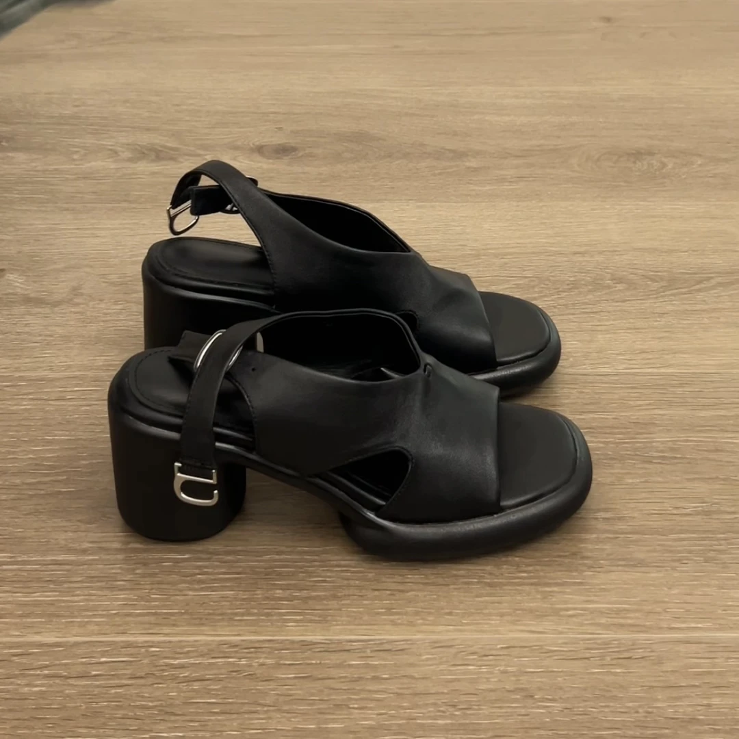 Dannyfrey2025夏季鱼嘴皮带扣粗跟外穿时尚手工露趾凉鞋