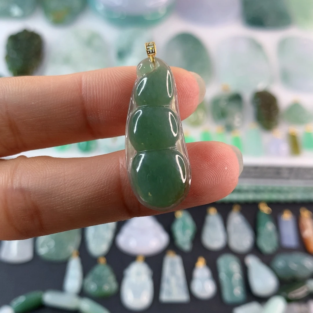 翡翠未镶嵌颈饰豆子