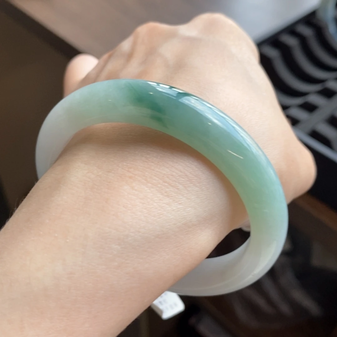 翡翠手镯未镶嵌飘色58.6有冰纹