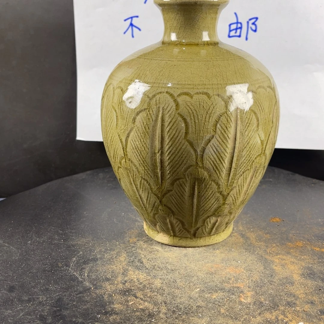 罐漂亮的小瓷器和