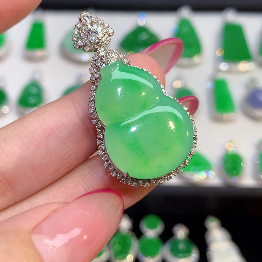 翡翠18K金镶嵌颈饰吊坠