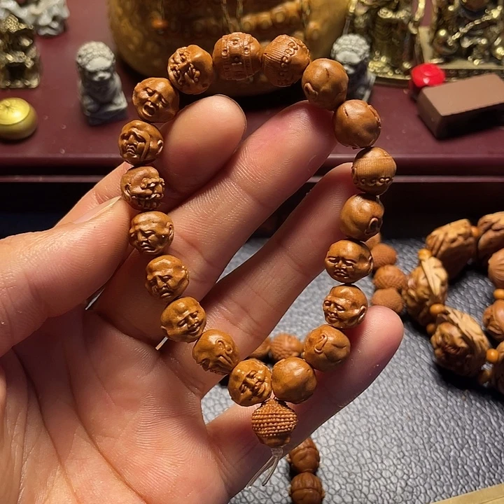 龙纹桃核雕刻虚派罗汉