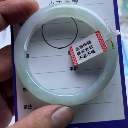 荏***苒未镶嵌挂件翡翠手镯