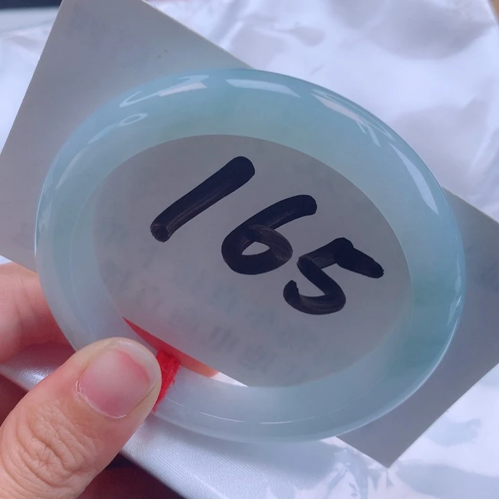 翡翠手镯未镶嵌。