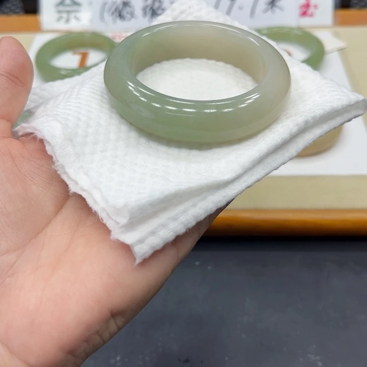 未镶嵌手镯石英质玉亿*饼