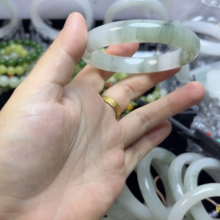 石英岩玉未镶嵌手镯