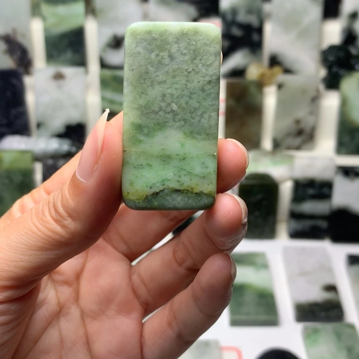 独山玉未镶嵌颈饰