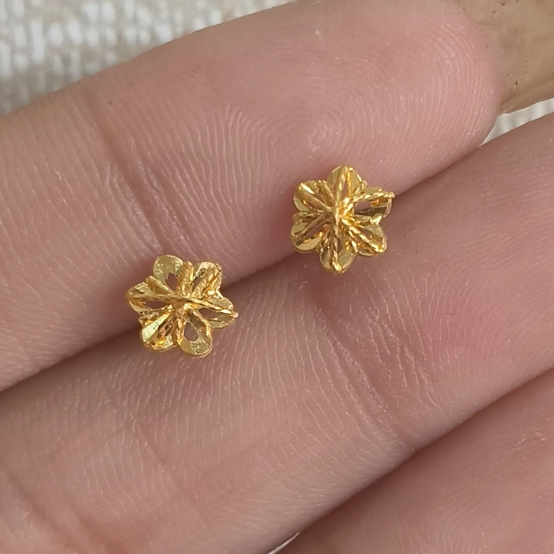 足金999六瓣花耳钉0.61