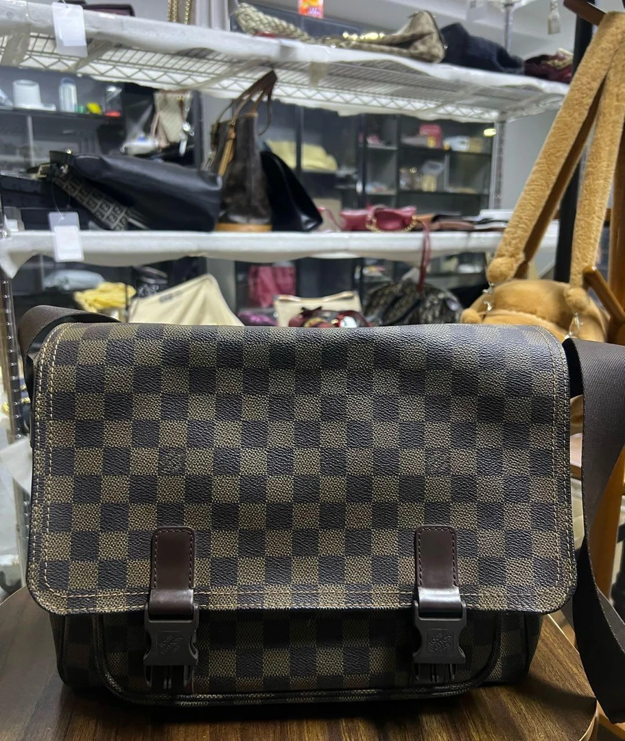 95新 lv 斜挎包 16045