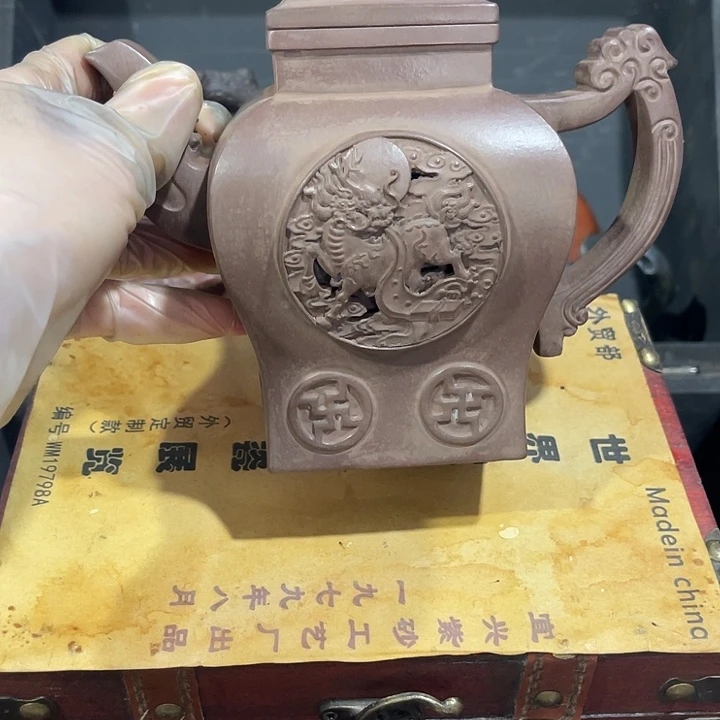茶壶紫泥原矿泥料手工制作的一把紫砂壶。