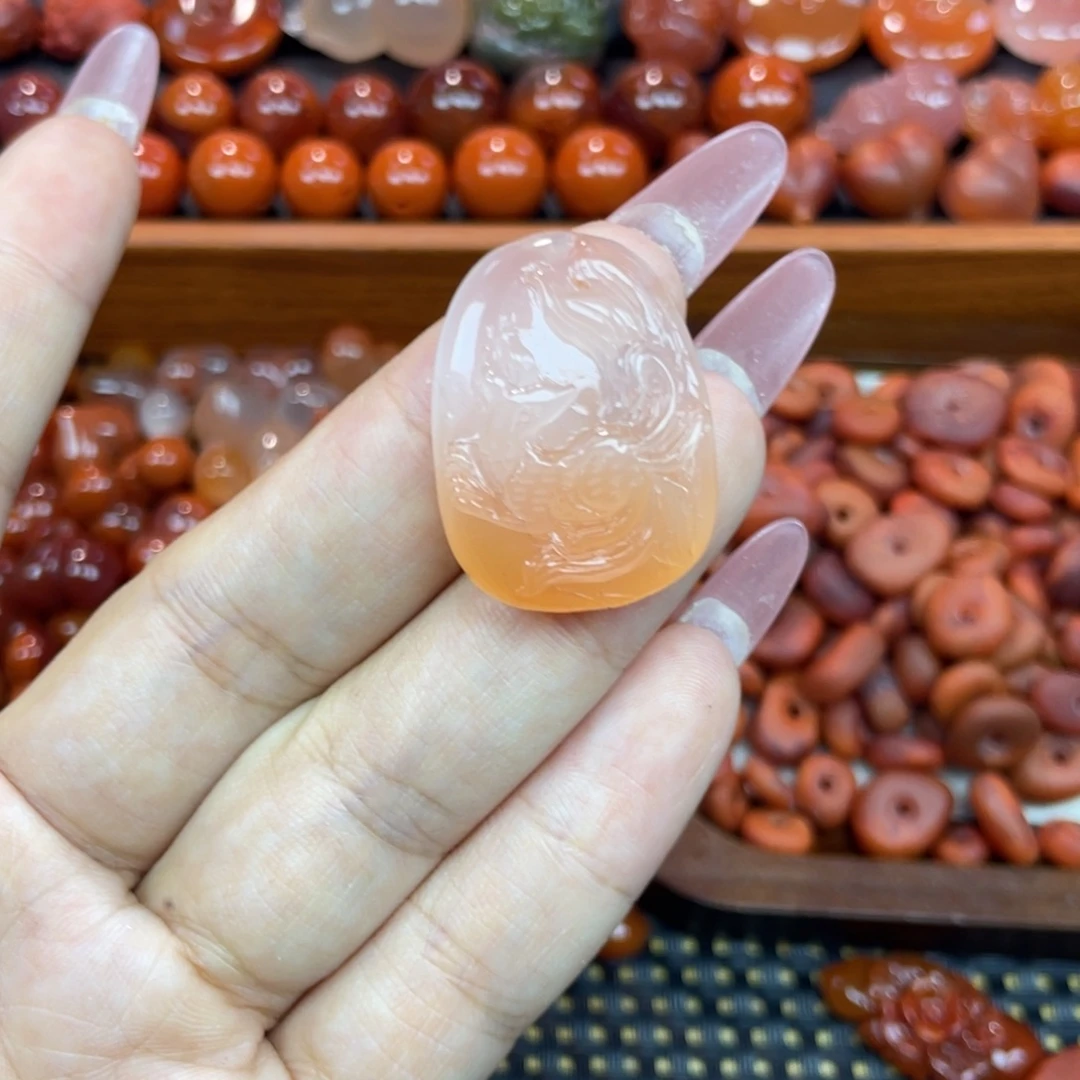 南红玛瑙未镶嵌颈饰九尾狐