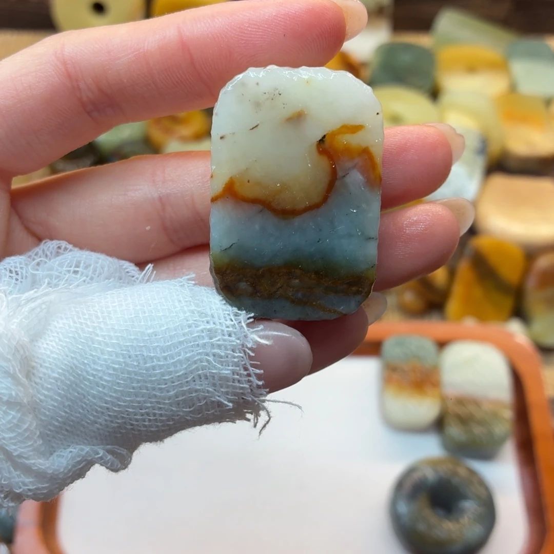 松***子蛇纹石玉未镶嵌颈饰