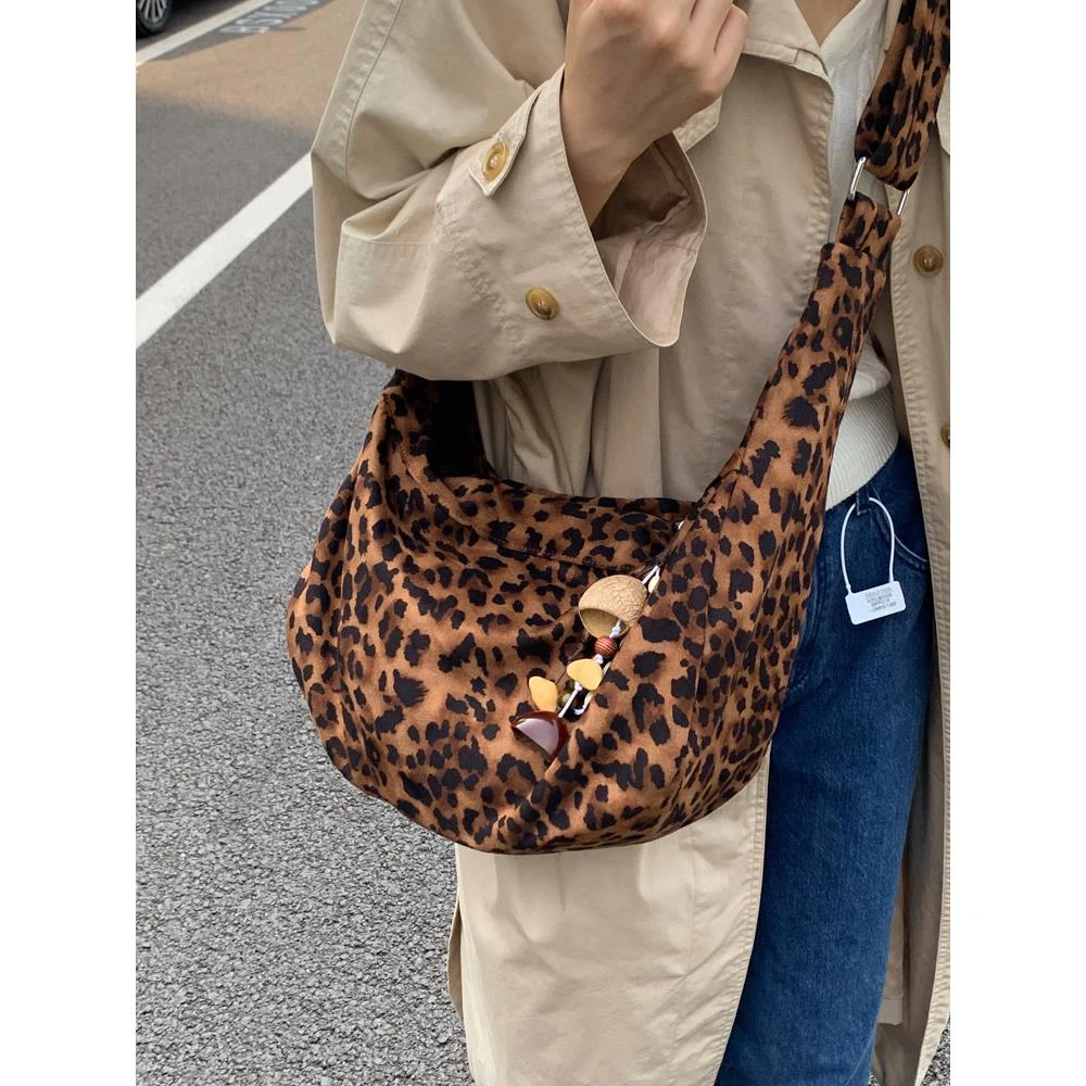 大容量豹纹斜挎包包包女2025新款时尚休闲单肩包高级感通勤饺子包