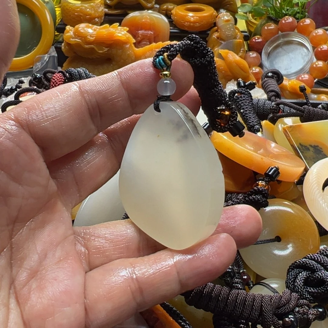 石英质玉未镶嵌颈饰