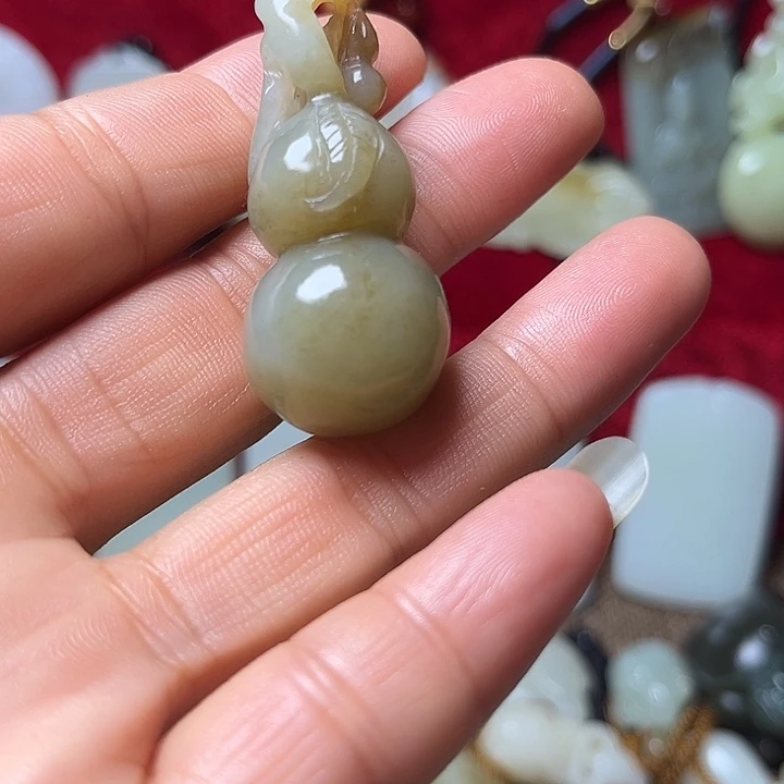 王***哥和田玉（黄玉）未镶嵌颈饰