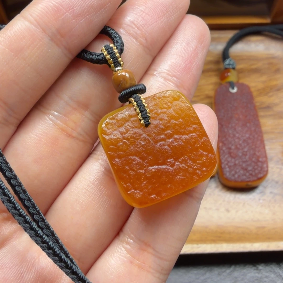 琥珀未镶嵌吊坠(赠链)