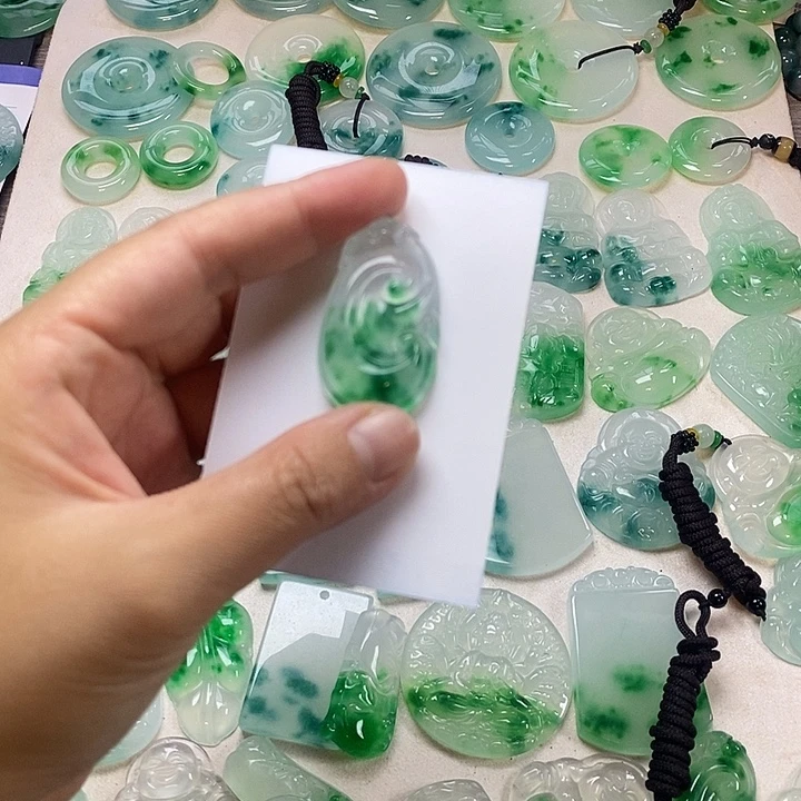 翡翠未镶嵌颈饰如意