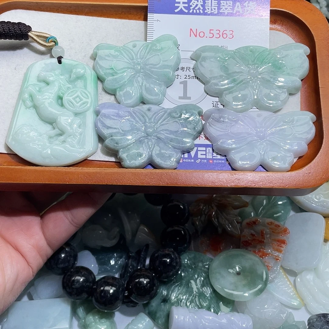 彩***姐翡翠未镶嵌挂件5363