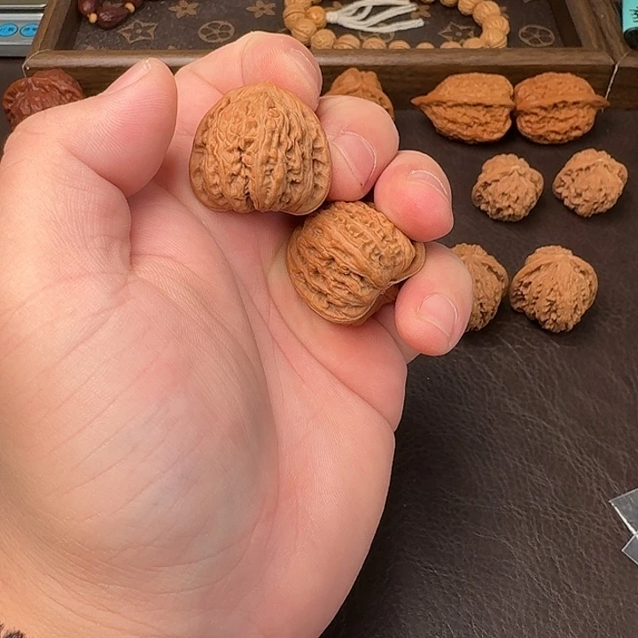 文玩核桃把件文玩核桃红宝石