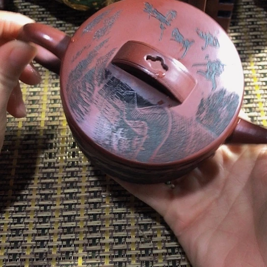 紫砂茶壶原矿泥料手工制作的紫砂壶。