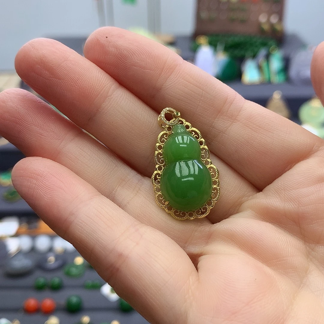 颈饰18K金镶嵌和田玉（碧玉）