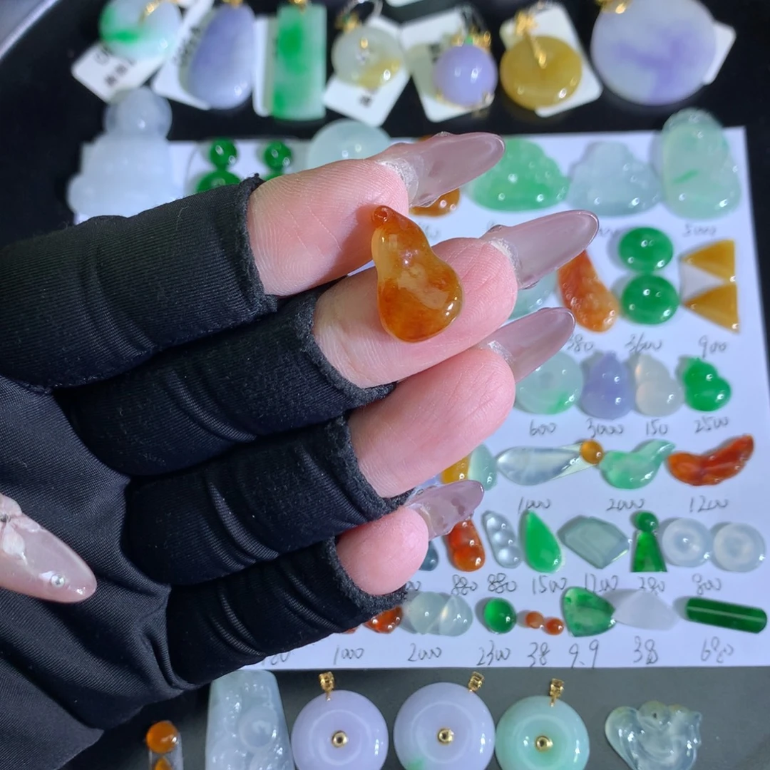 翡翠裸石未镶嵌葫芦瓜