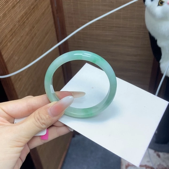翡翠手镯未镶嵌52圈口