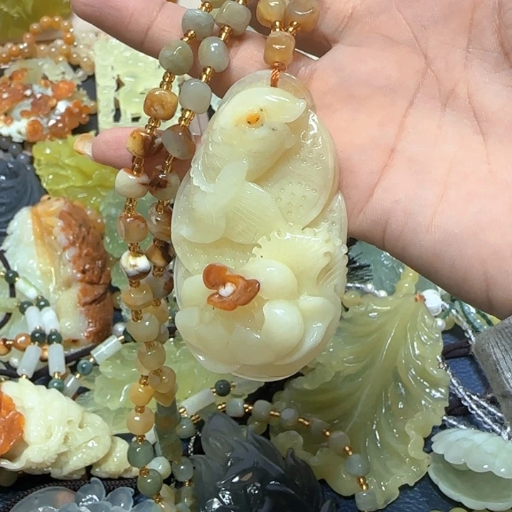 未镶嵌蛇纹石玉吊坠