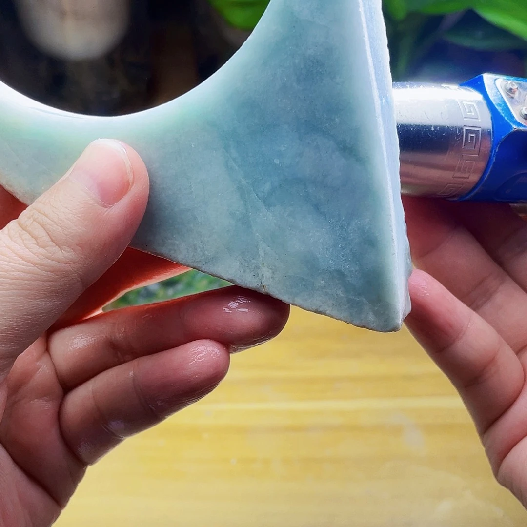 翡翠未镶嵌颈饰毛料1