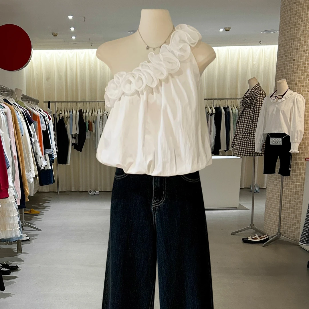 十三行2025夏季斜领露肩荷叶边宽松薄款无袖花苞上衣不规则背心女