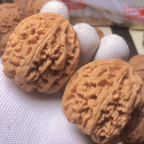 【闪购商品】桃核吊坠粗筋狮子头