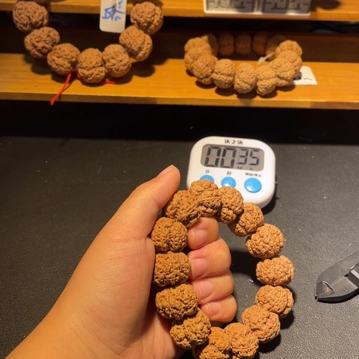 绿***衣金刚菩提手串这个