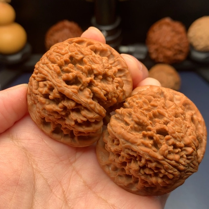 文玩核桃把件44红皮球体满天星全品