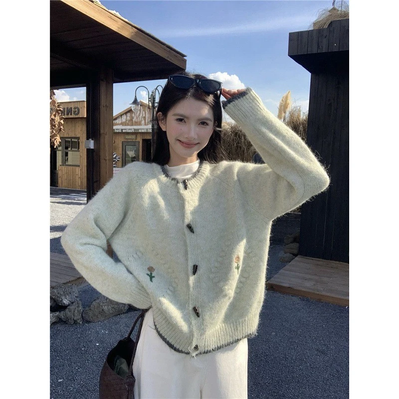 法式软糯刺绣花朵针织开衫女2025早秋新款百搭宽松牛角扣毛衣外套