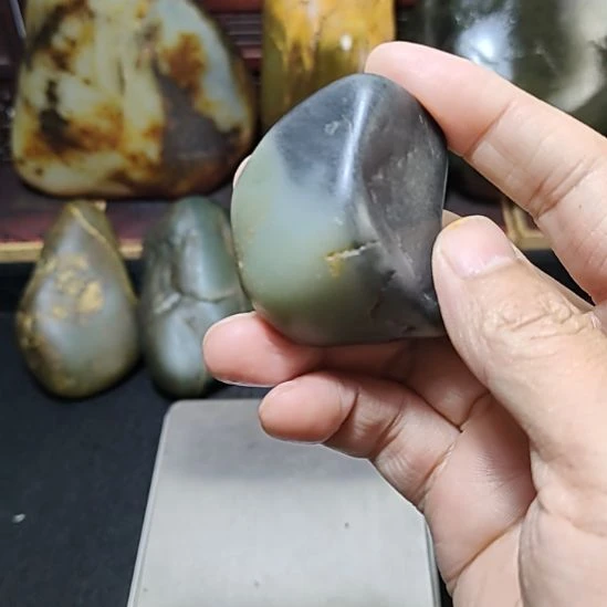 和田玉未镶嵌把件