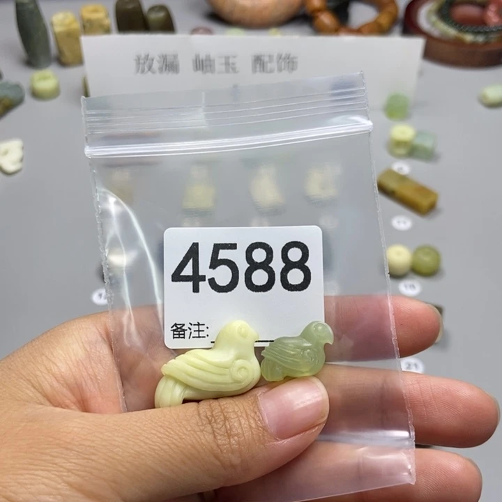 一***猫未镶嵌蛇纹石玉颈饰